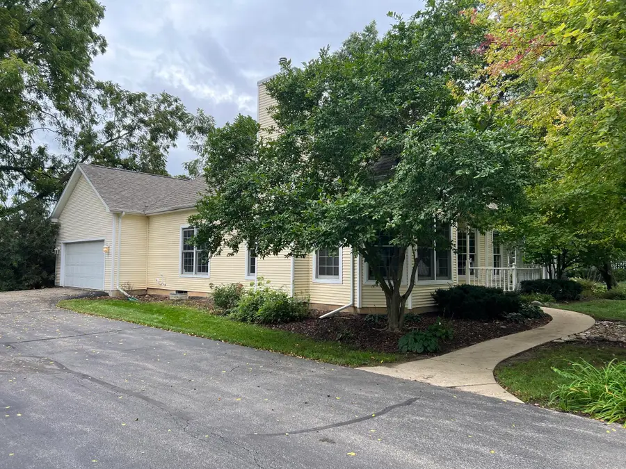 951 S Lake Shore Dr, Lake Geneva, WI 53147 - #2