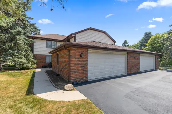 8122 S Legend Dr, Franklin, WI 53132