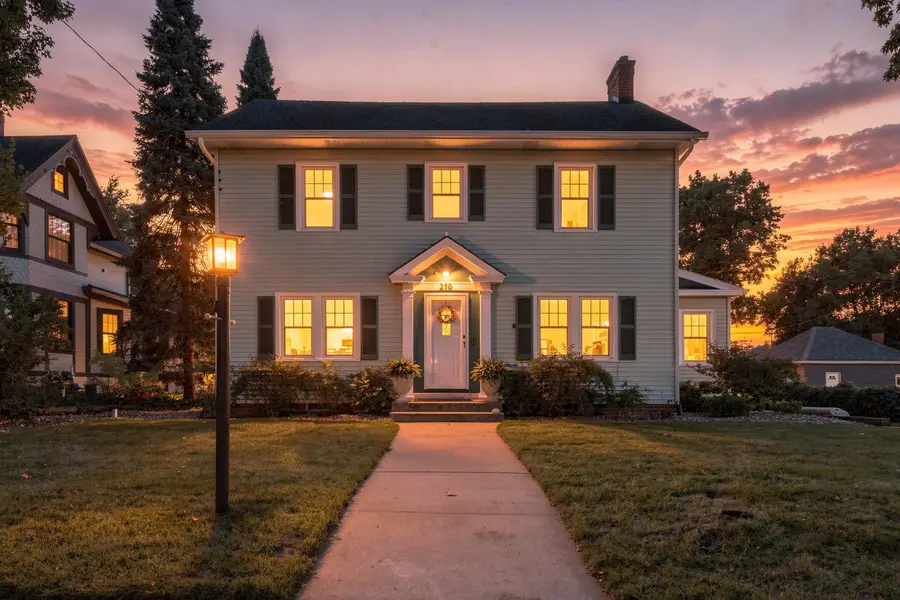 219 W Laflin Ave, Waukesha, WI 53186 - #2