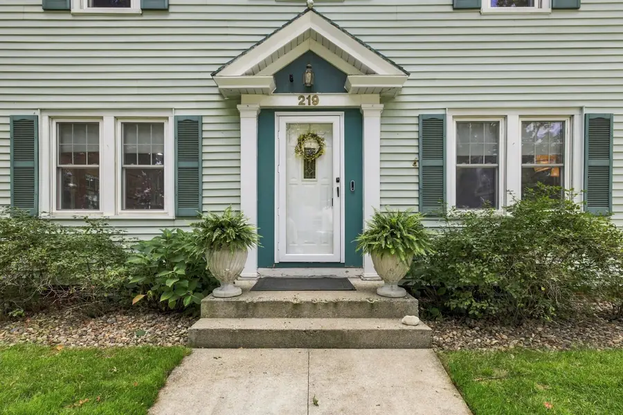 219 W Laflin Ave, Waukesha, WI 53186 - #3