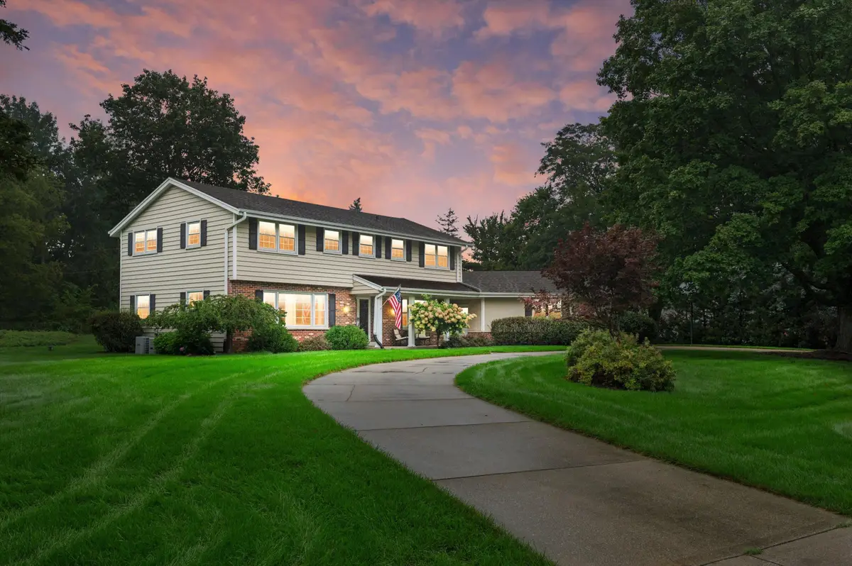 16040 Siesta Ln, Brookfield, WI 53005 - #1