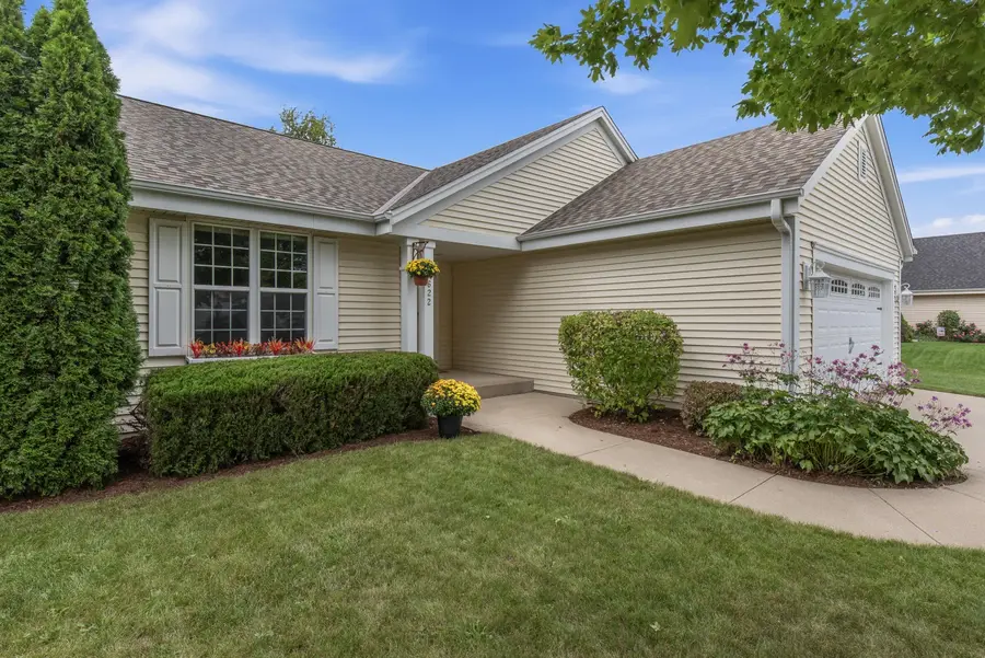 622 Hickory Hollow Rd, Waterford, WI 53185 - #2