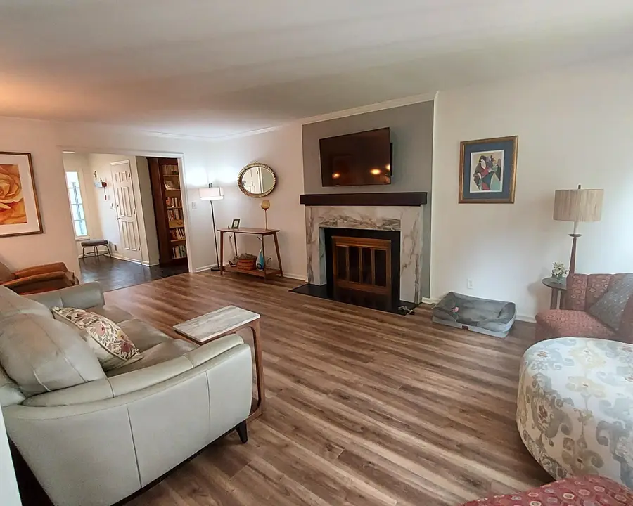 1027 W Shaker Cir, Mequon, WI 53092 - #2