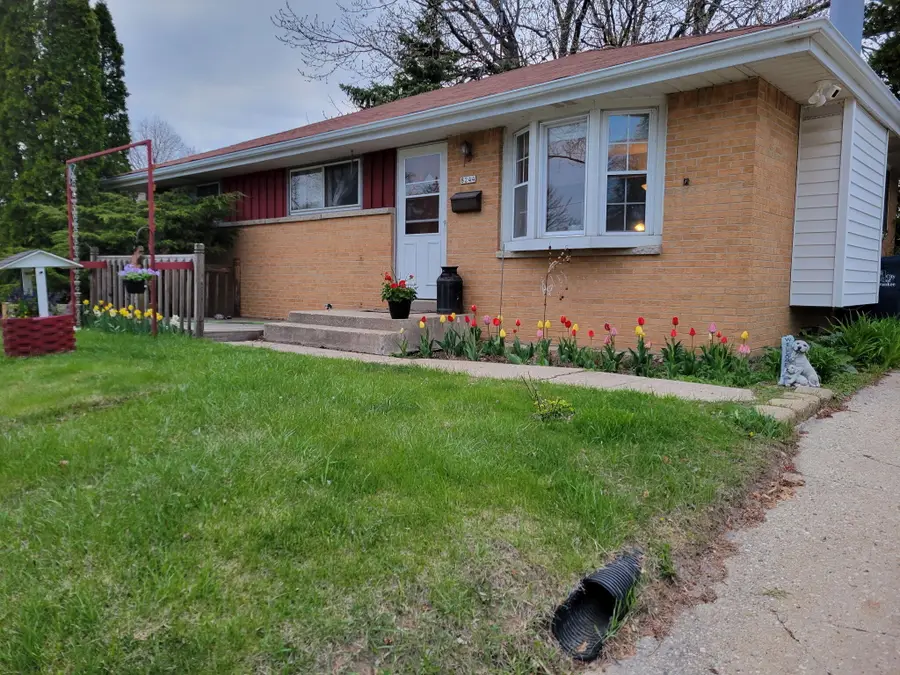 8244 W Acacia St, Milwaukee, WI 53223 - #2
