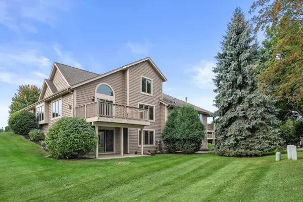 W240N2377 Range Line Ct, Pewaukee, WI 53072