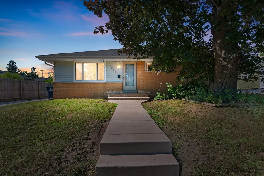 7719 W Winfield Ave, Milwaukee, WI 53218 - #2