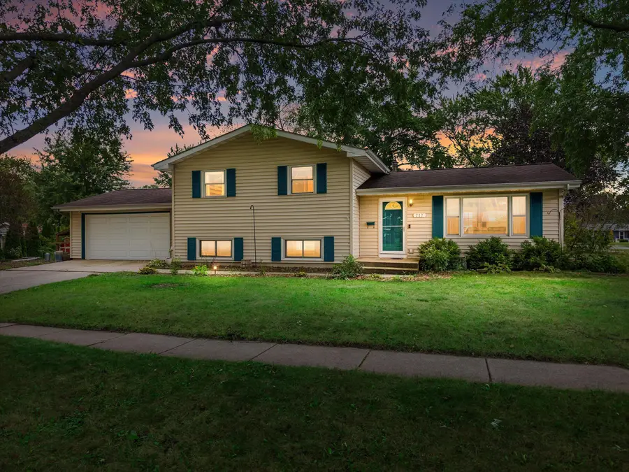 717 Roby Rd, Stoughton, WI 53589 - #2