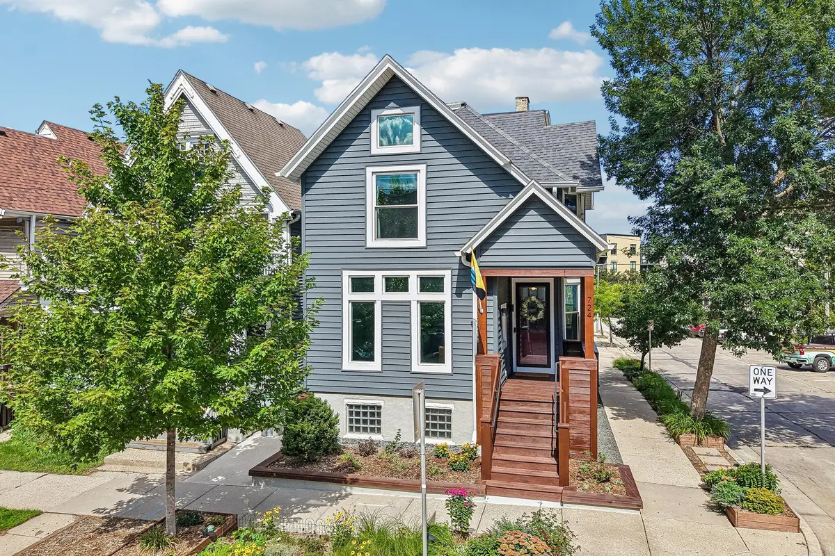 724 E Pearson St, Milwaukee, WI 53202 - #1