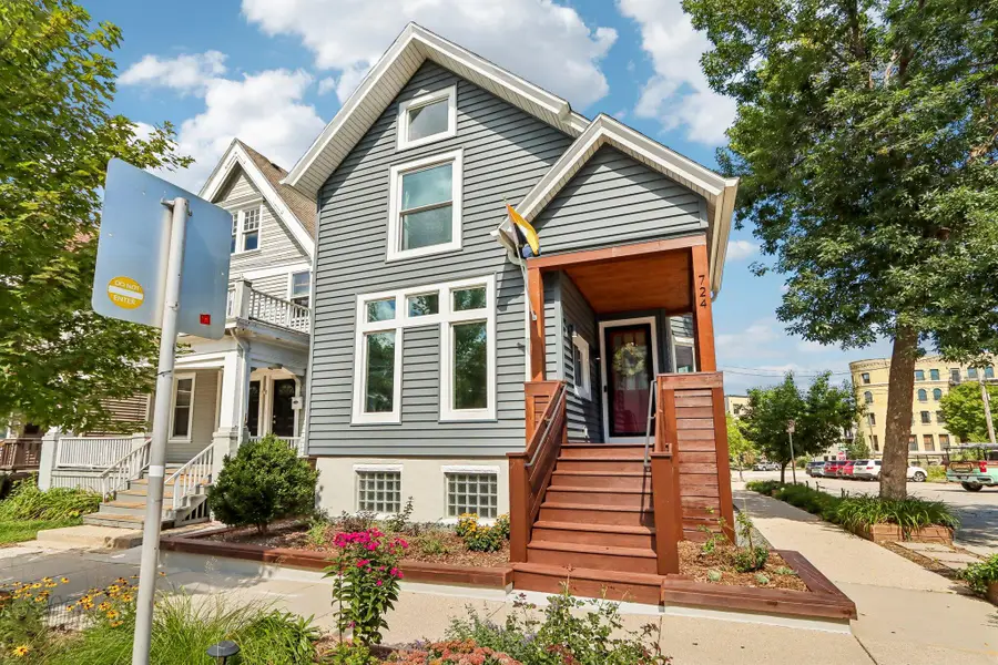 724 E Pearson St, Milwaukee, WI 53202 - #2