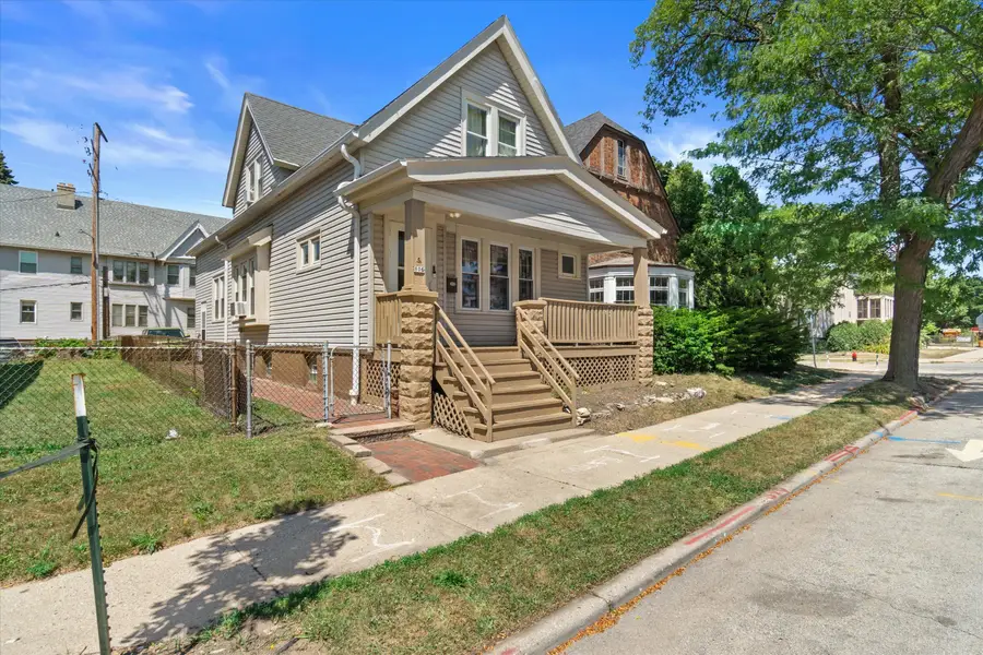 806 W Lapham Blvd, Milwaukee, WI 53204 - #3
