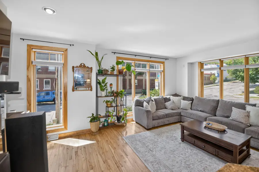 1004 E Garfield Ave, Milwaukee, WI 53212 - #2