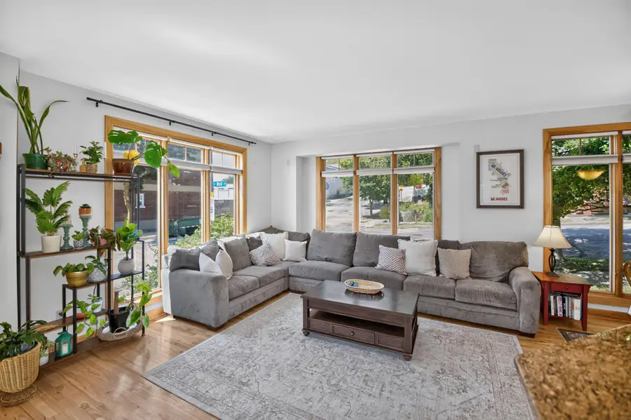 1004 E Garfield Ave, Milwaukee, WI 53212 - #3