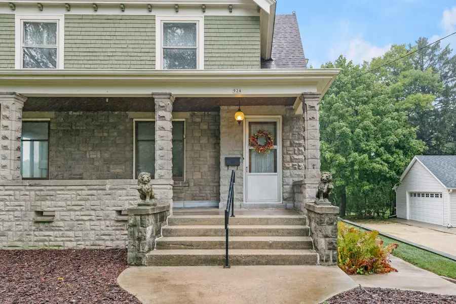 924 W Grand Ave, Port Washington, WI 53074 - #2