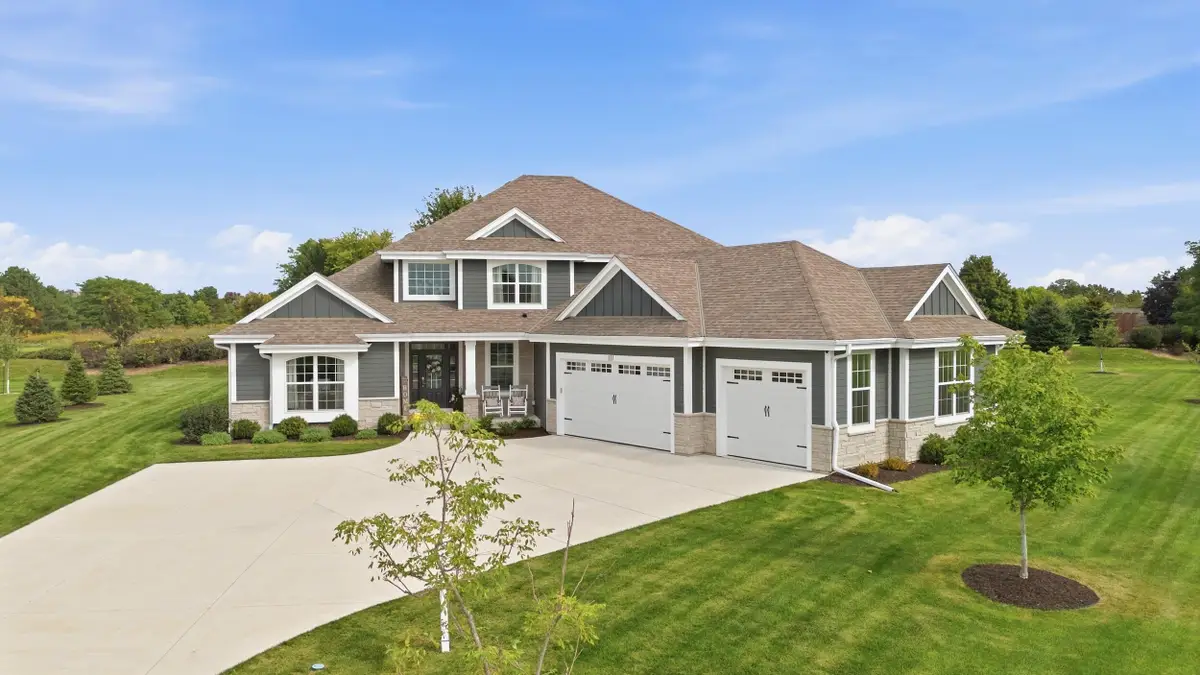 111 Sycamore Ct, Hartland, WI 53029 - #1