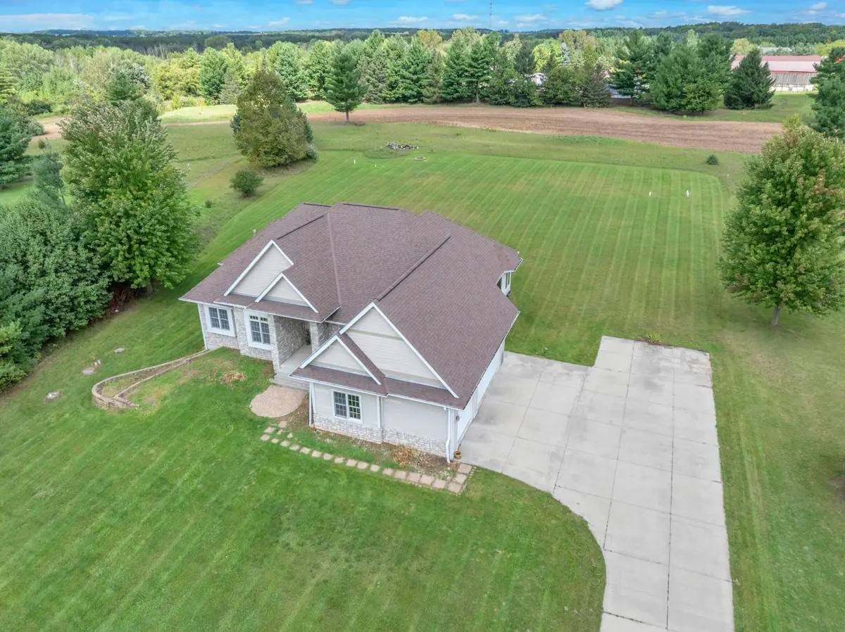 7611 Fairway Ln, Farmington, WI 53090 - #1