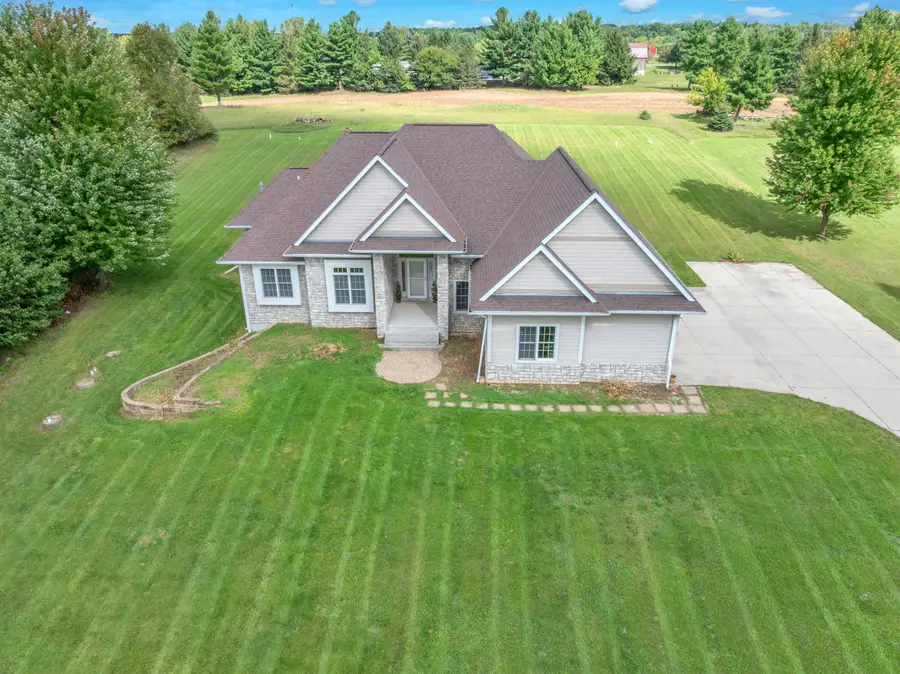 7611 Fairway Ln, Farmington, WI 53090 - #3