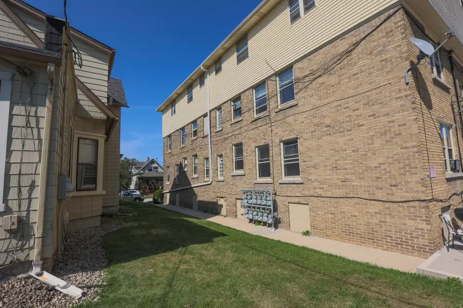 915 Minnesota Ave, South Milwaukee, WI 53172 - #2