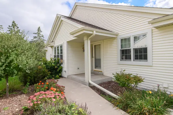 2836 Raintree Ln, Waukesha, WI 53189