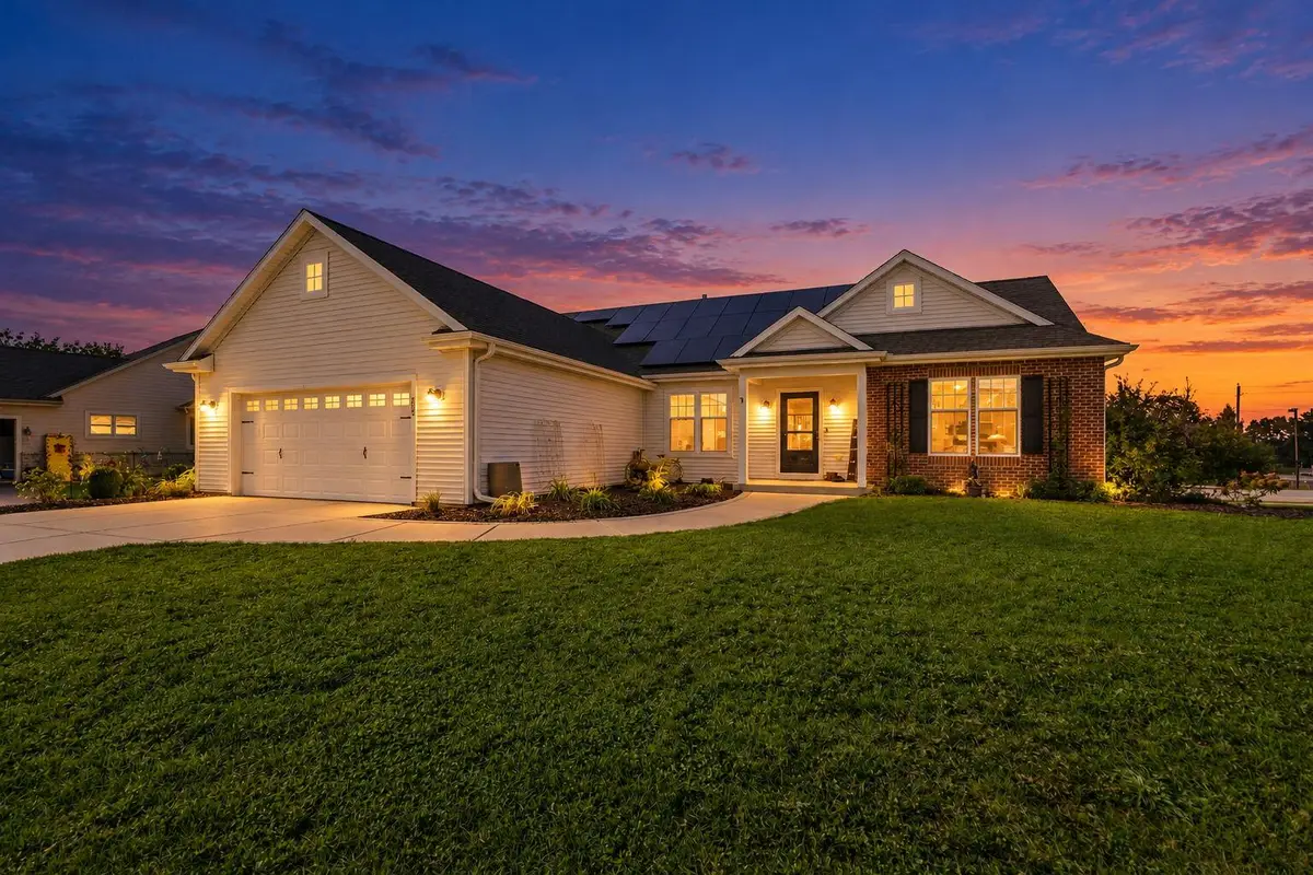 200 Stonefield Dr, Johnson Creek, WI 53038 - #1