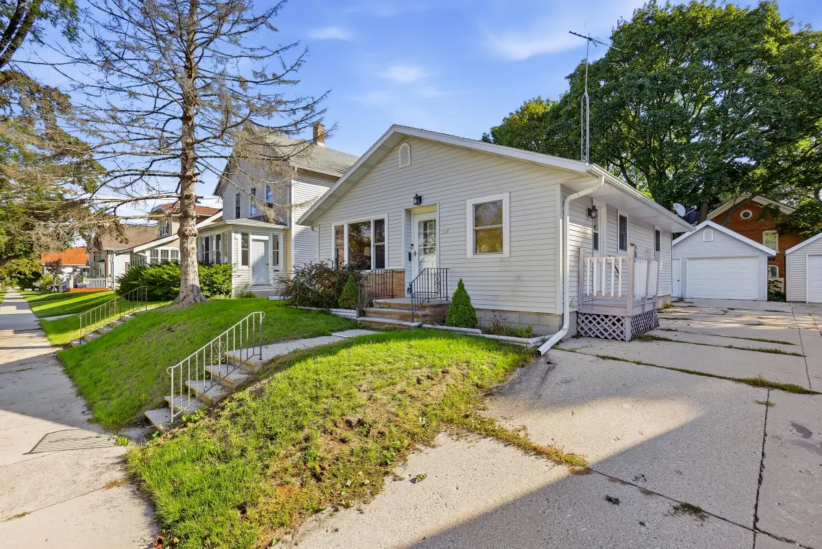915 N 9th St, Manitowoc, WI 54220 - #1