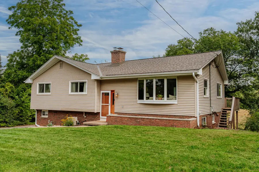 228 N Sawyer Rd, Summit, WI 53066 - #3