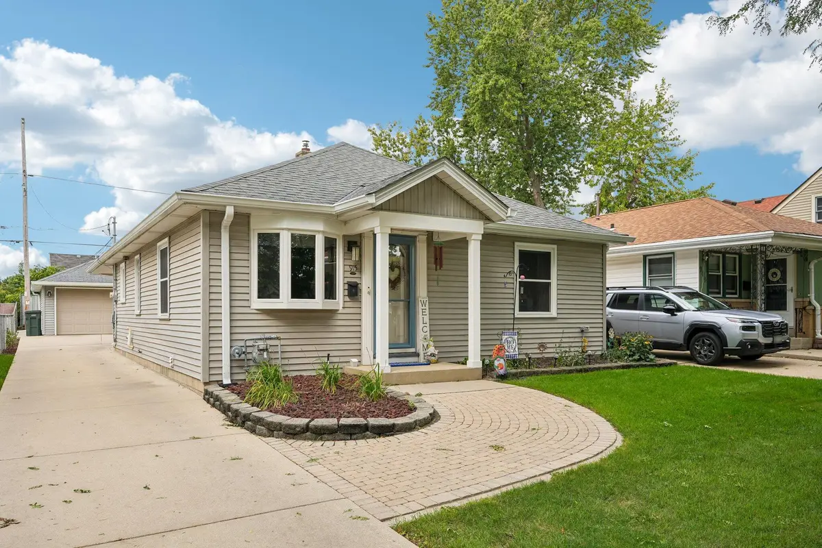 915 S 91st St, West Allis, WI 53214 - #1