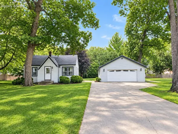 2735 Fox Grove Dr, Rochester, WI 53185