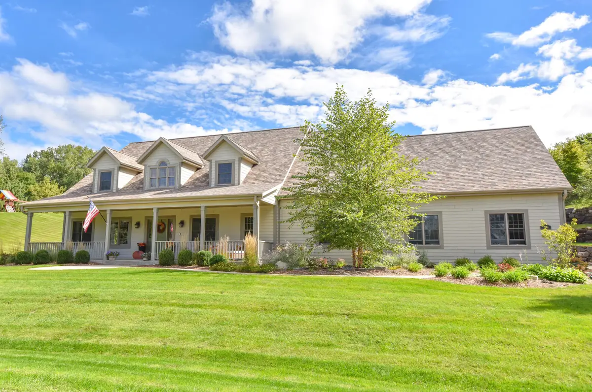 3006 Old Oak Rd, Hartford, WI 53027 - #1
