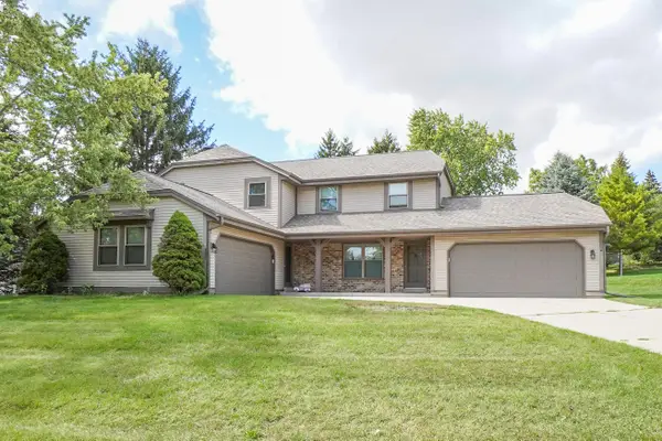 399 Willow Grove Dr, Pewaukee, WI 53072