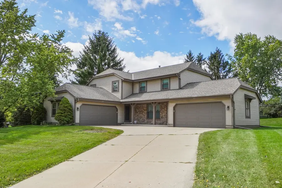 399 Willow Grove Dr, Pewaukee, WI 53072 - #2