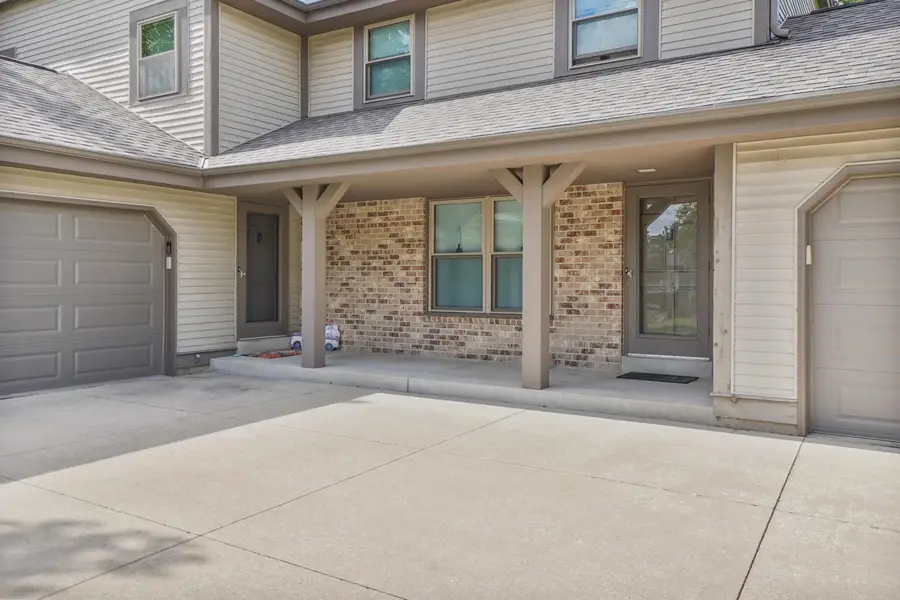 399 Willow Grove Dr, Pewaukee, WI 53072 - #3