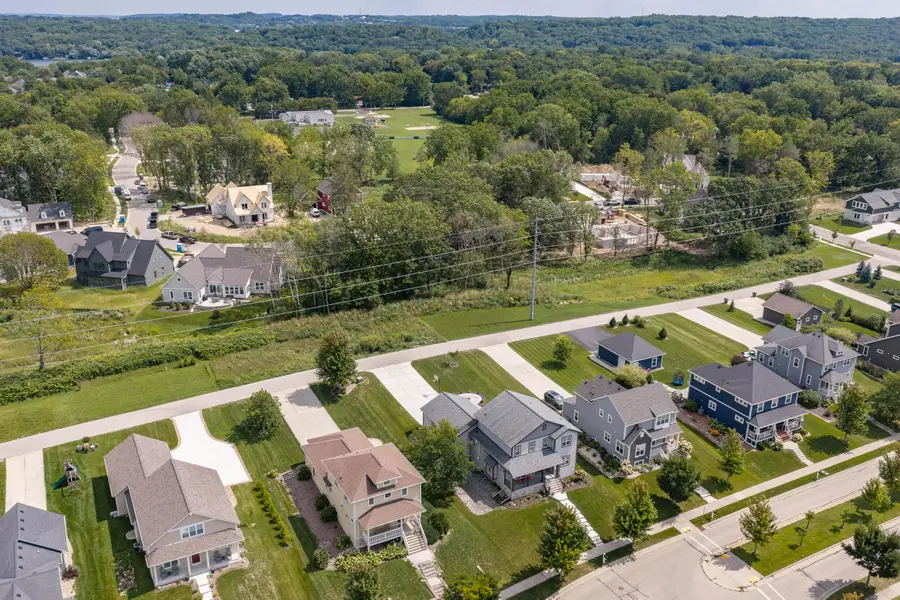 466 Bleeker St, Delafield, WI 53018 - #3
