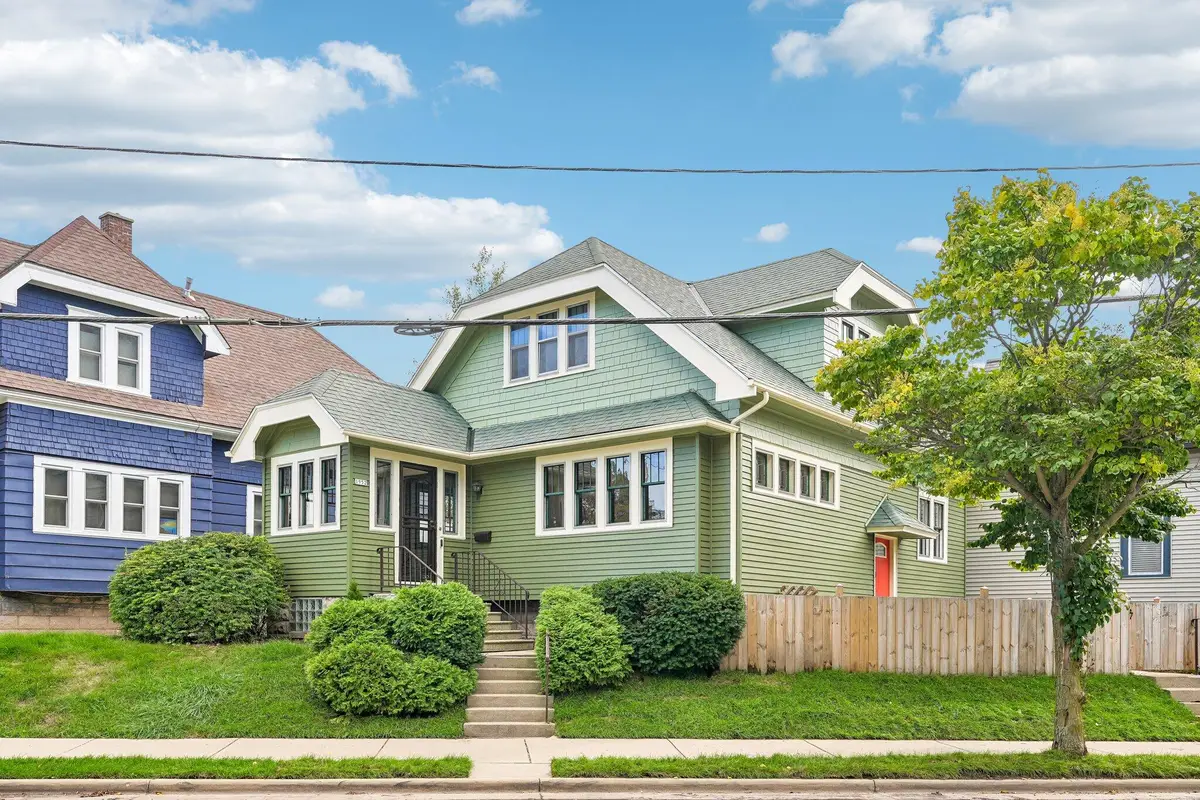 1952 N Warren Ave, Milwaukee, WI 53202 - #1