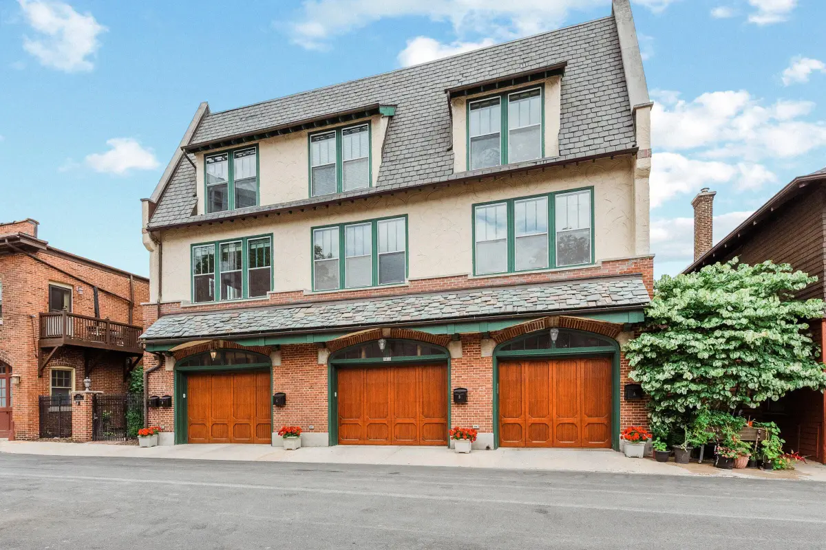 2010 E Windsor Pl, Milwaukee, WI 53202 - #1