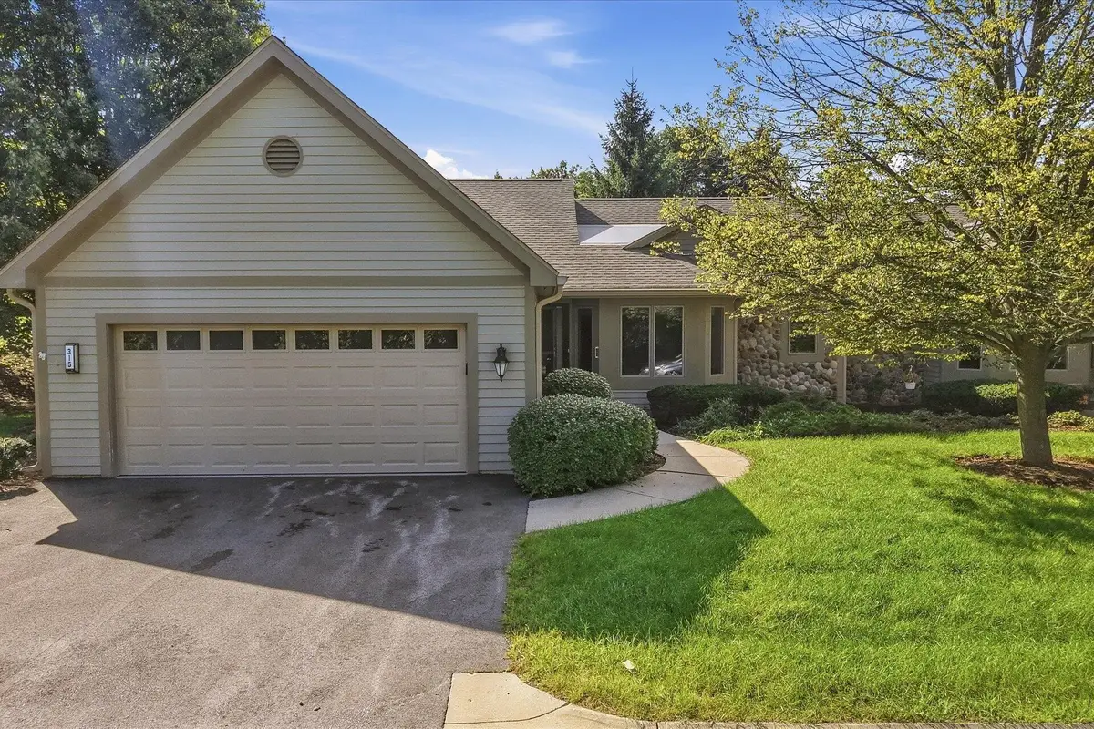 315 Oak Ridge Dr, Hartland, WI 53029 - #1
