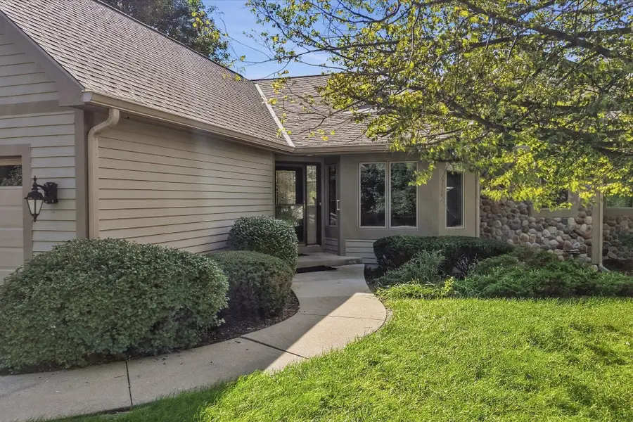 315 Oak Ridge Dr, Hartland, WI 53029 - #2