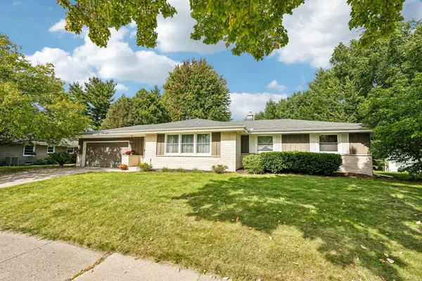 1006 Wisteria Ln, Waukesha, WI 53189