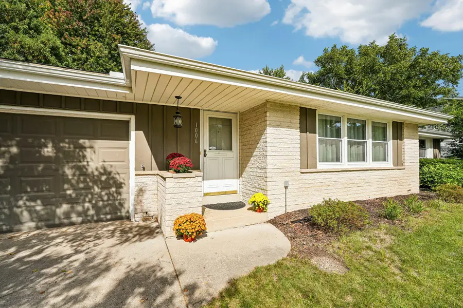 1006 Wisteria Ln, Waukesha, WI 53189 - #2
