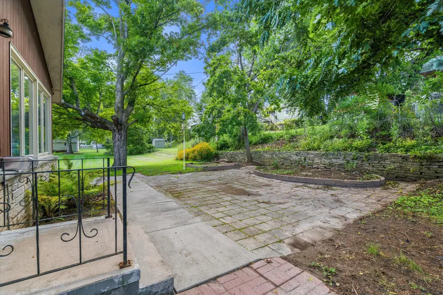 607 W Decorah Rd, West Bend, WI 53095 - #2