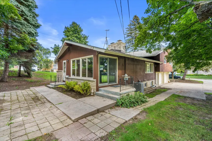 607 W Decorah Rd, West Bend, WI 53095 - #3