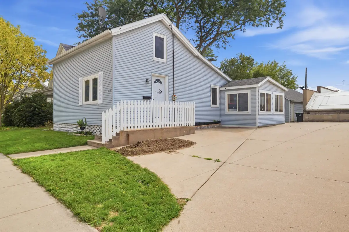29 E State St, Hartford, WI 53027 - #1