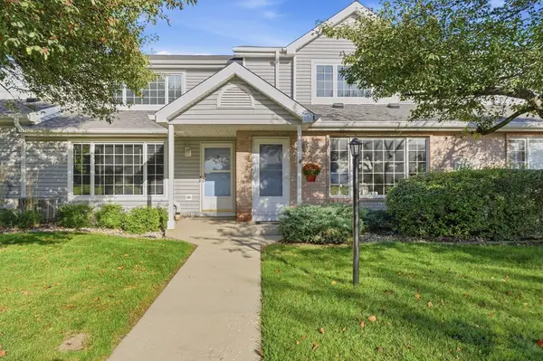 10180 W Whitnall Edge Cir, Franklin, WI 53132