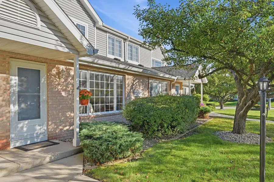 10180 W Whitnall Edge Cir, Franklin, WI 53132 - #2