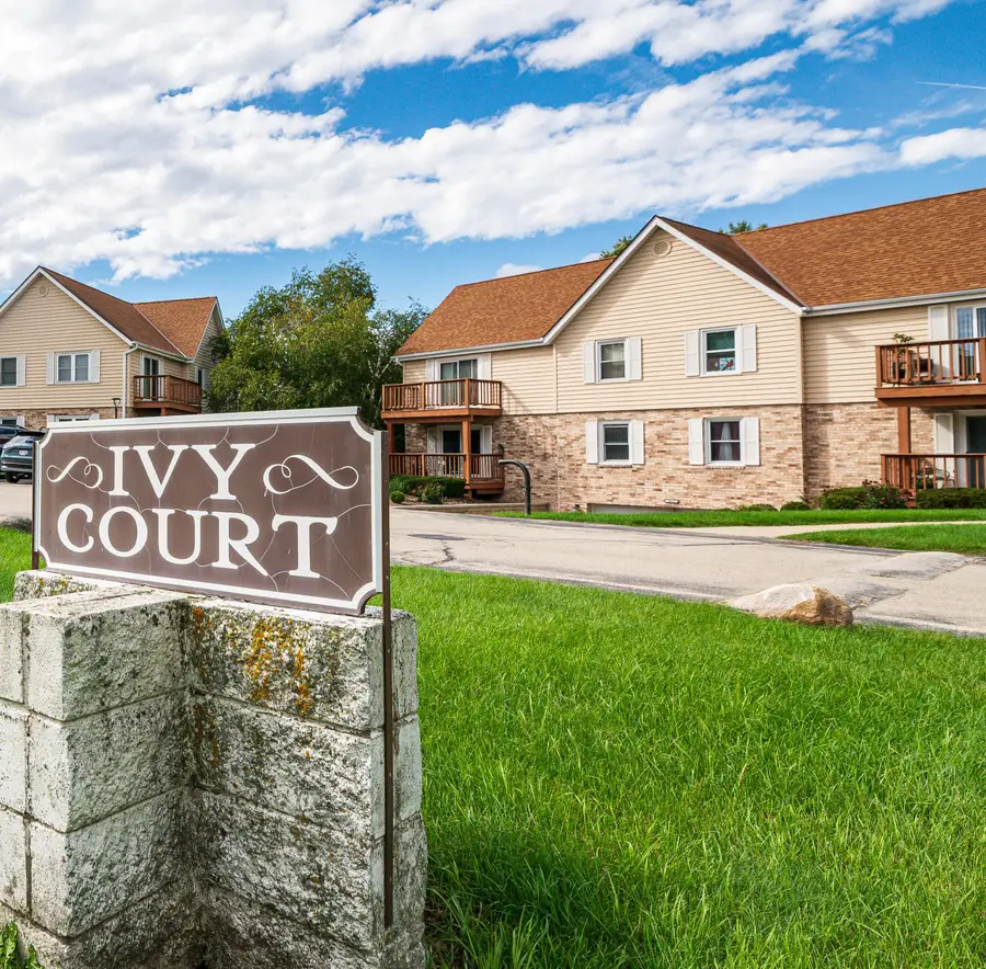 10625 N Ivy Ct, Mequon, WI 53092 - #2