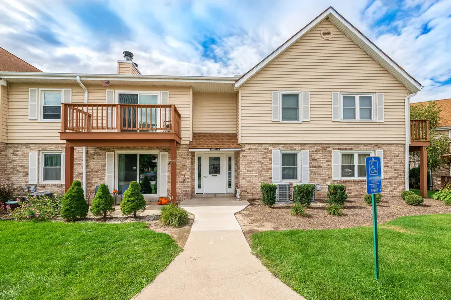 10625 N Ivy Ct, Mequon, WI 53092 - #3