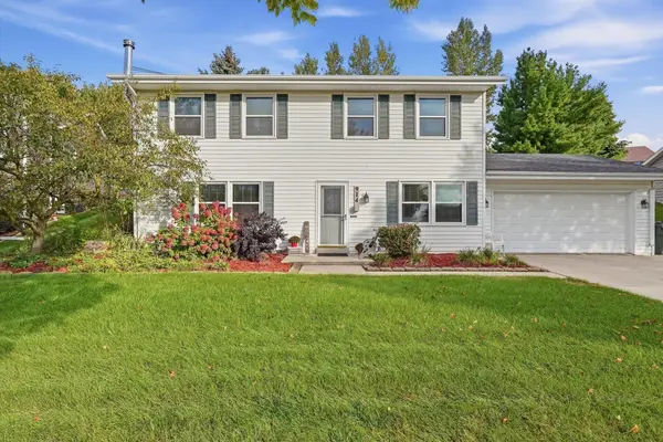 914 Kings Ridge Ct W, West Bend, WI 53090