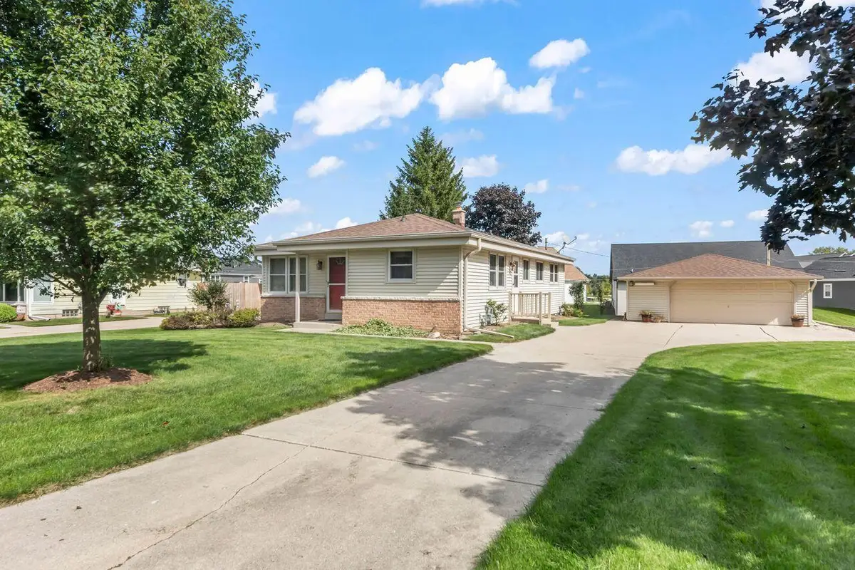 314 Sunset Dr, Pewaukee, WI 53072 - #1