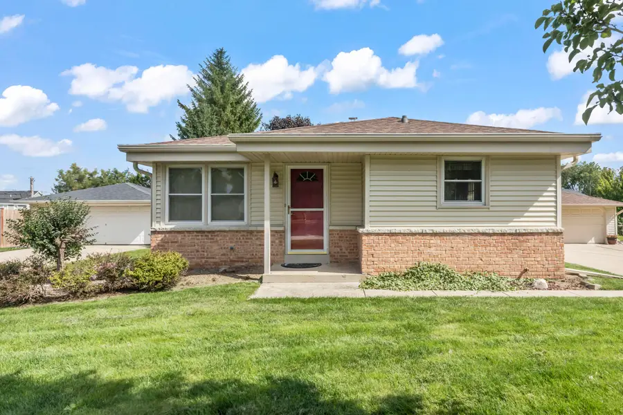 314 Sunset Dr, Pewaukee, WI 53072 - #2