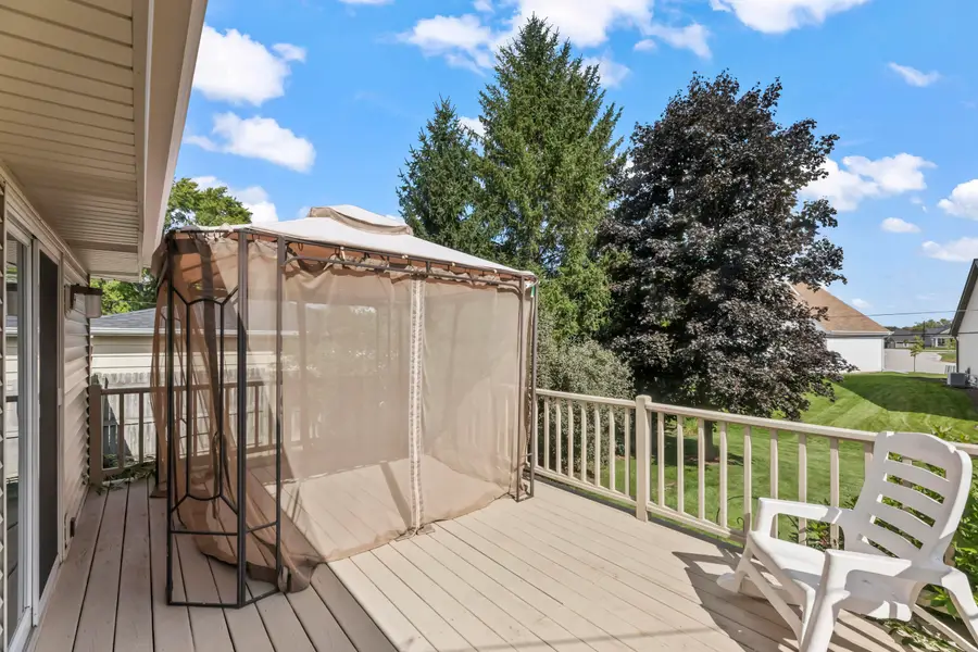 314 Sunset Dr, Pewaukee, WI 53072 - #3