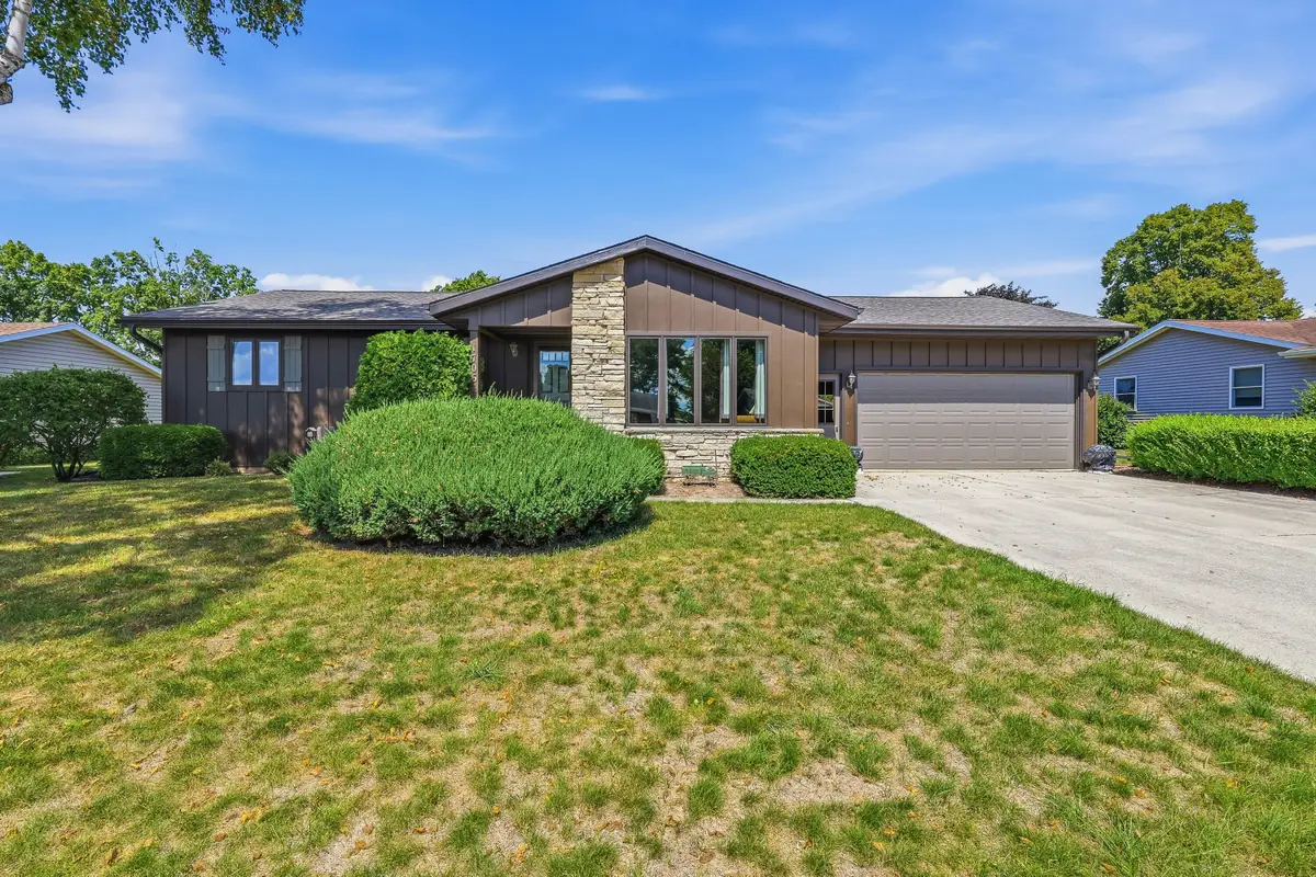 1706 Sunset Ln, New Holstein, WI 53061 - #1
